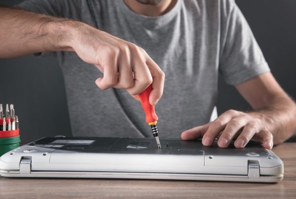 Servis Tukar Bateri Laptop Bila Perlu & Apa Perlu Anda Tahu | iklinik gadget