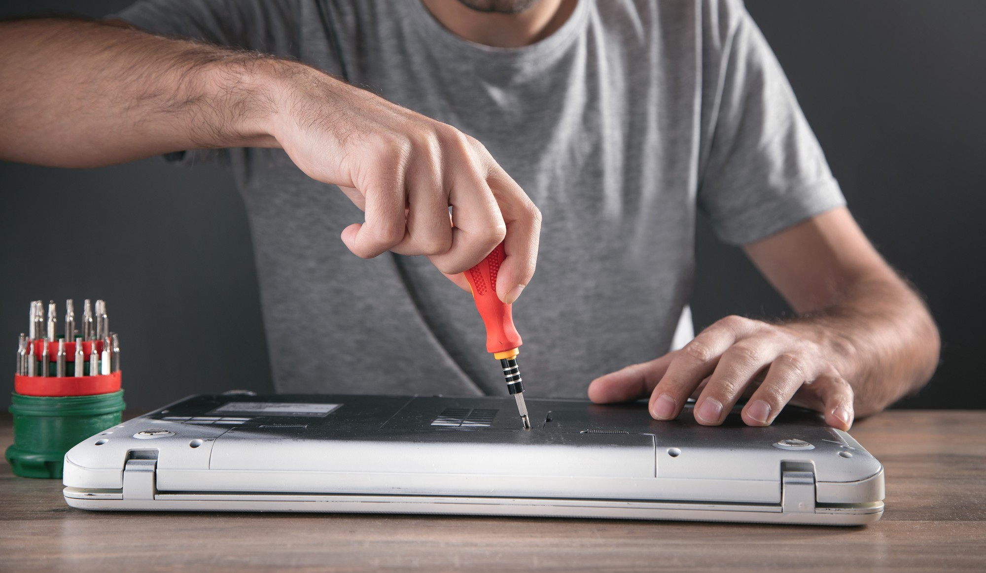 Servis Tukar Bateri Laptop Bila Perlu & Apa Perlu Anda Tahu | iklinik gadget